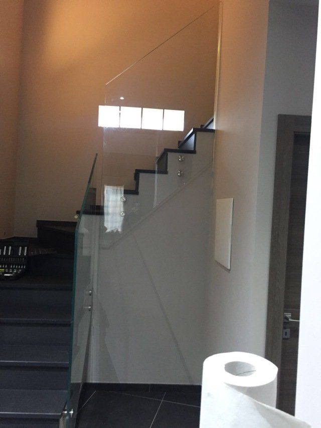 Scala con ringhiera in vetro